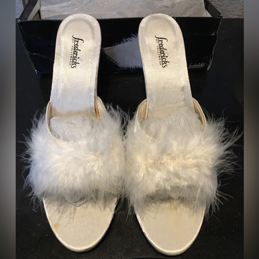 New Frederick’s of Hollywood Glamour Girl Marabou Satin Slippers. Size 10